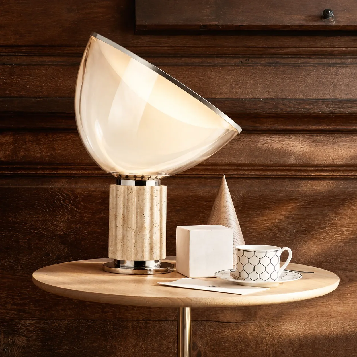 Tufo glass bowl lamp on a round wood table