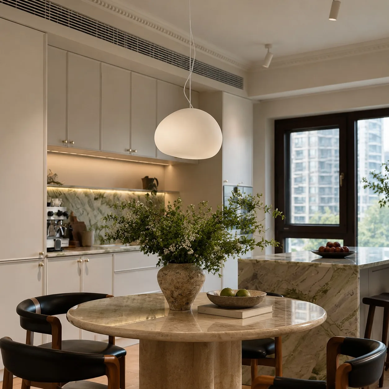 Pebora pendant in a stone-table dining kitchen